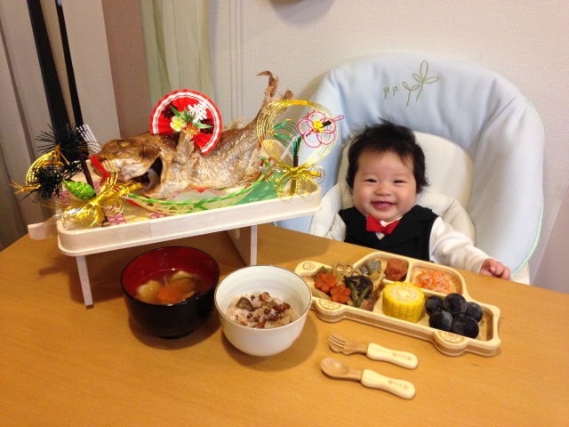 お食い初めのやり方（順番・食べさせる人・必要なもの・服装）を解説