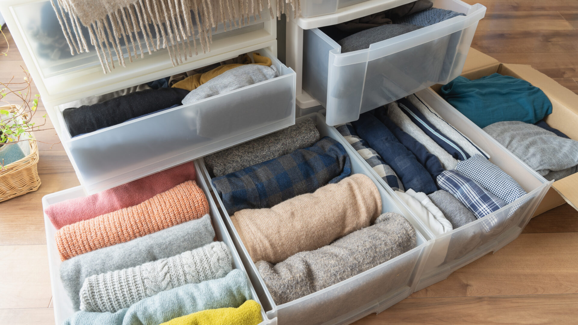 服の収納テクニック5選！タイプ別・季節別の整理術