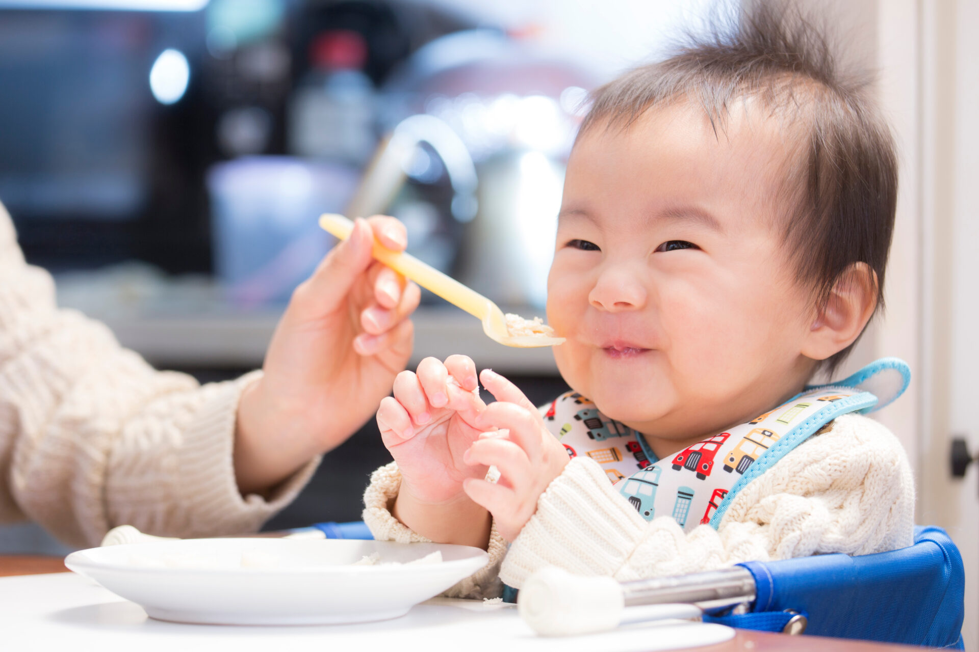 赤ちゃんの月齢別！離乳食の量の目安と増やし方のコツは？