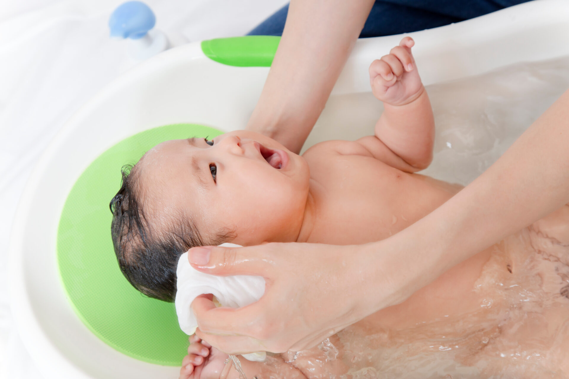 【赤ちゃんのお風呂】ママパパ必見！上手に入れるためのコツ